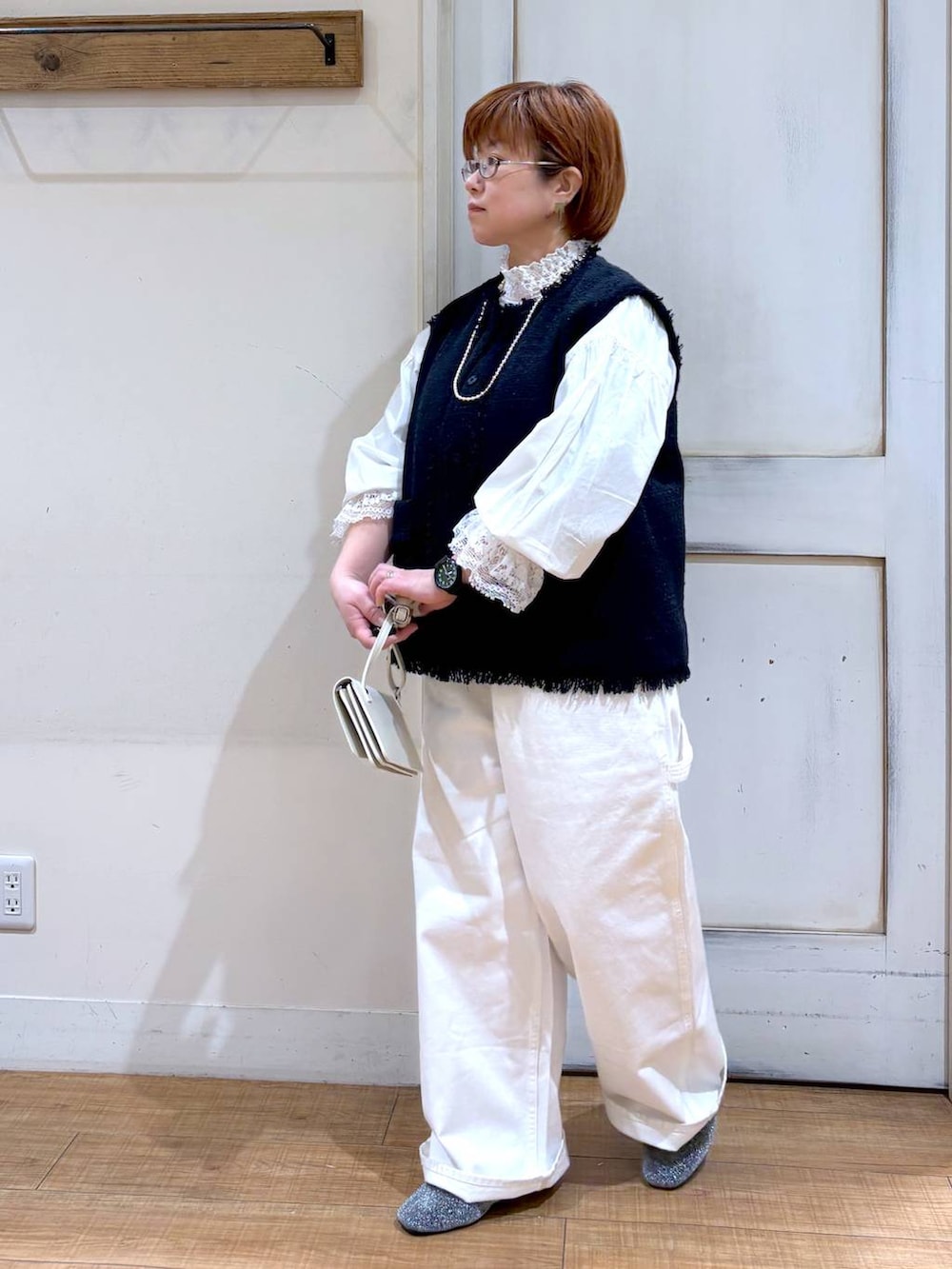 ホワイト系のサロペット/オーバーオール、ホワイト系のシャツ/ブラウス、ブルー系のベストを着用したレディースの冬コーディネートの3枚目の写真