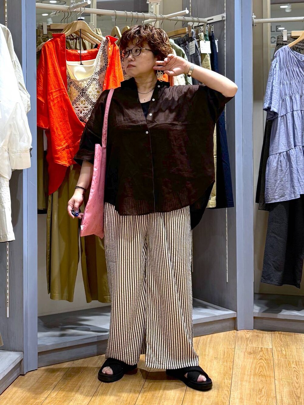 ブラック系のサンダル、その他のその他パンツ、ブラック系のタンクトップを着用したレディースの夏コーディネートの3枚目の写真