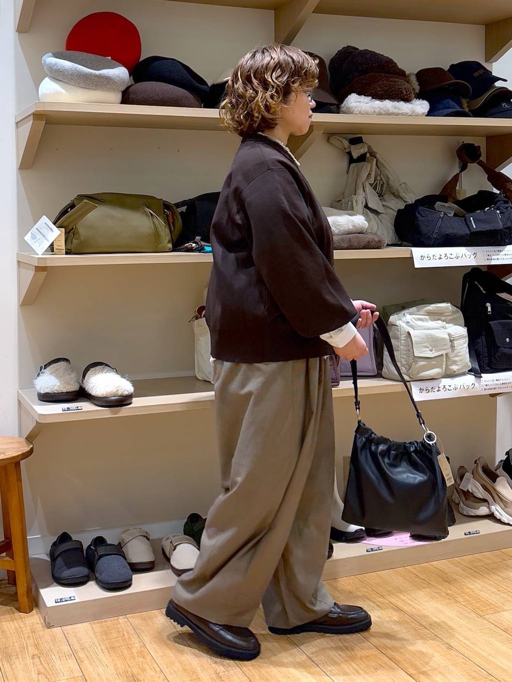 その他のその他パンツ、ブラック系のローファー、ブラック系のショルダーバッグを着用したレディースの秋コーディネートの4枚目の写真