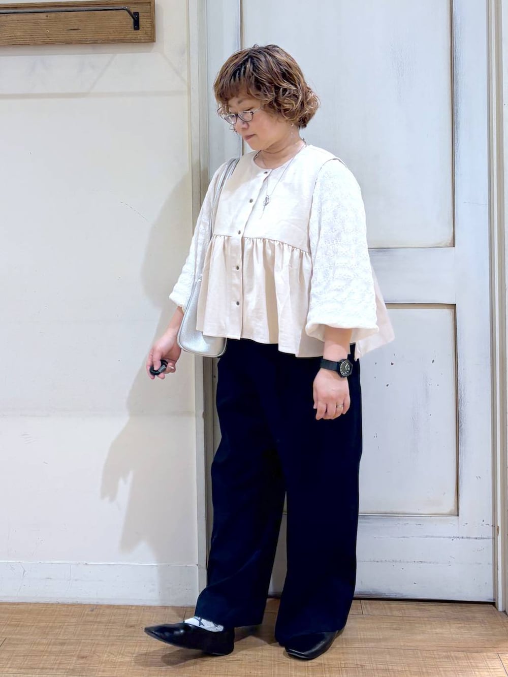 ホワイト系のシャツ/ブラウス、グレー系のその他パンツ、ブラック系のパンプスを着用したレディースの春コーディネートの3枚目の写真