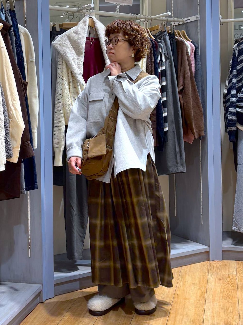 ブラウン系のショルダーバッグ、その他のサンダル、グレー系のその他アウターを着用したレディースの秋コーディネートの2枚目の写真