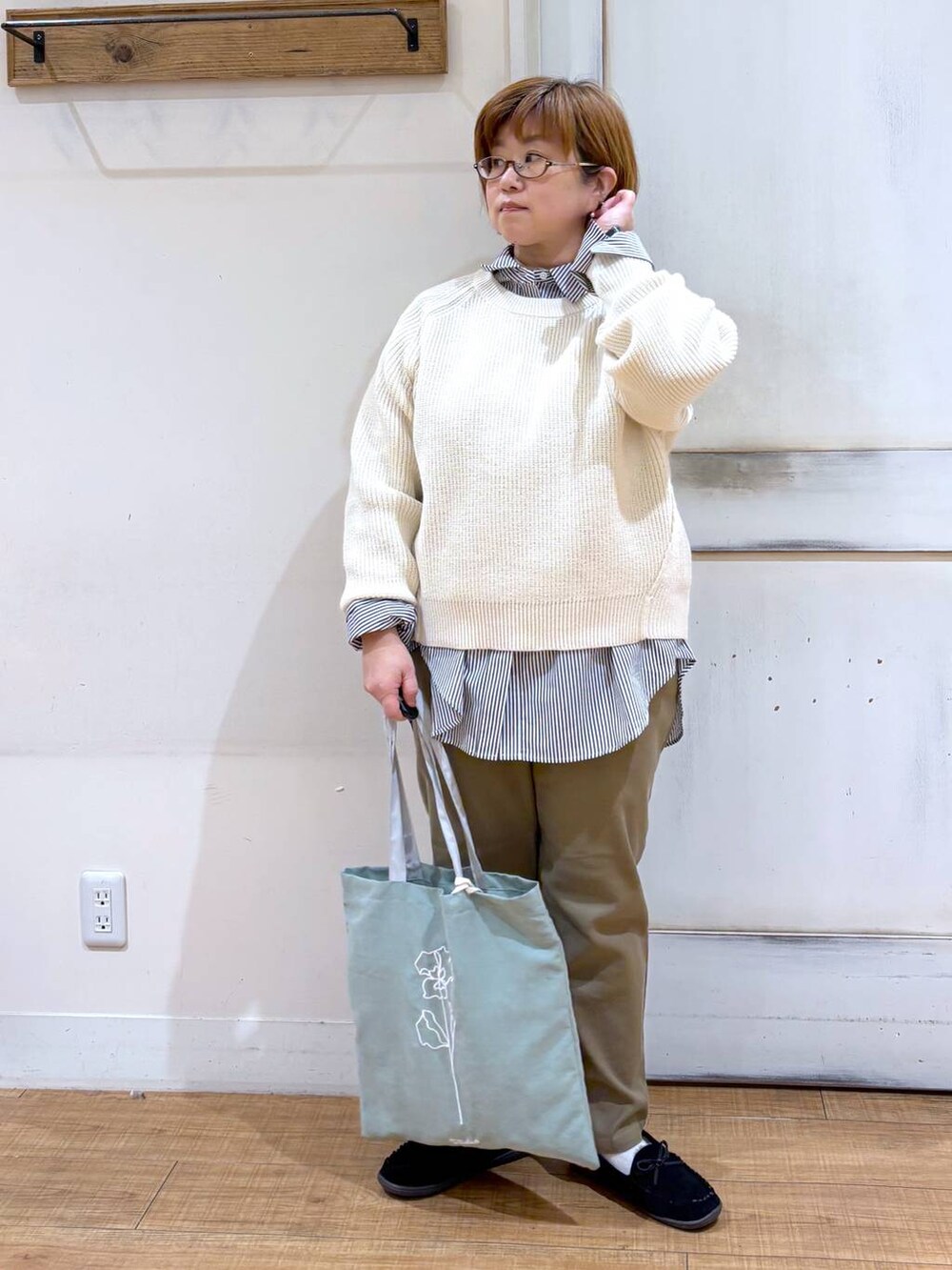 「低身長、着痩せ・細見え、テーパードパンツ、ナチュラル、体型カバー、ゆったり、ママコーデ、楽ちんコーデ、クリップスタッフ_studio CLIP、studio CLIP、カジュアル、ニット、冬コーデ、トートバッグ」｜「studio CLIPのイージーあったかテーパードパンツ[プチ・プラスサイズあり]（その他パンツ、ブラウン系）」を使った、tosa0101さん（レディース・152cm）の冬コーディネートの5枚目の写真