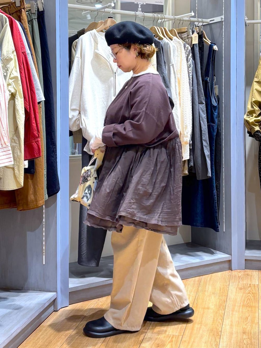 ベージュ系のその他パンツ、ホワイト系のTシャツ/カットソー、その他のハンドバッグを着用したレディースの秋コーディネートの3枚目の写真