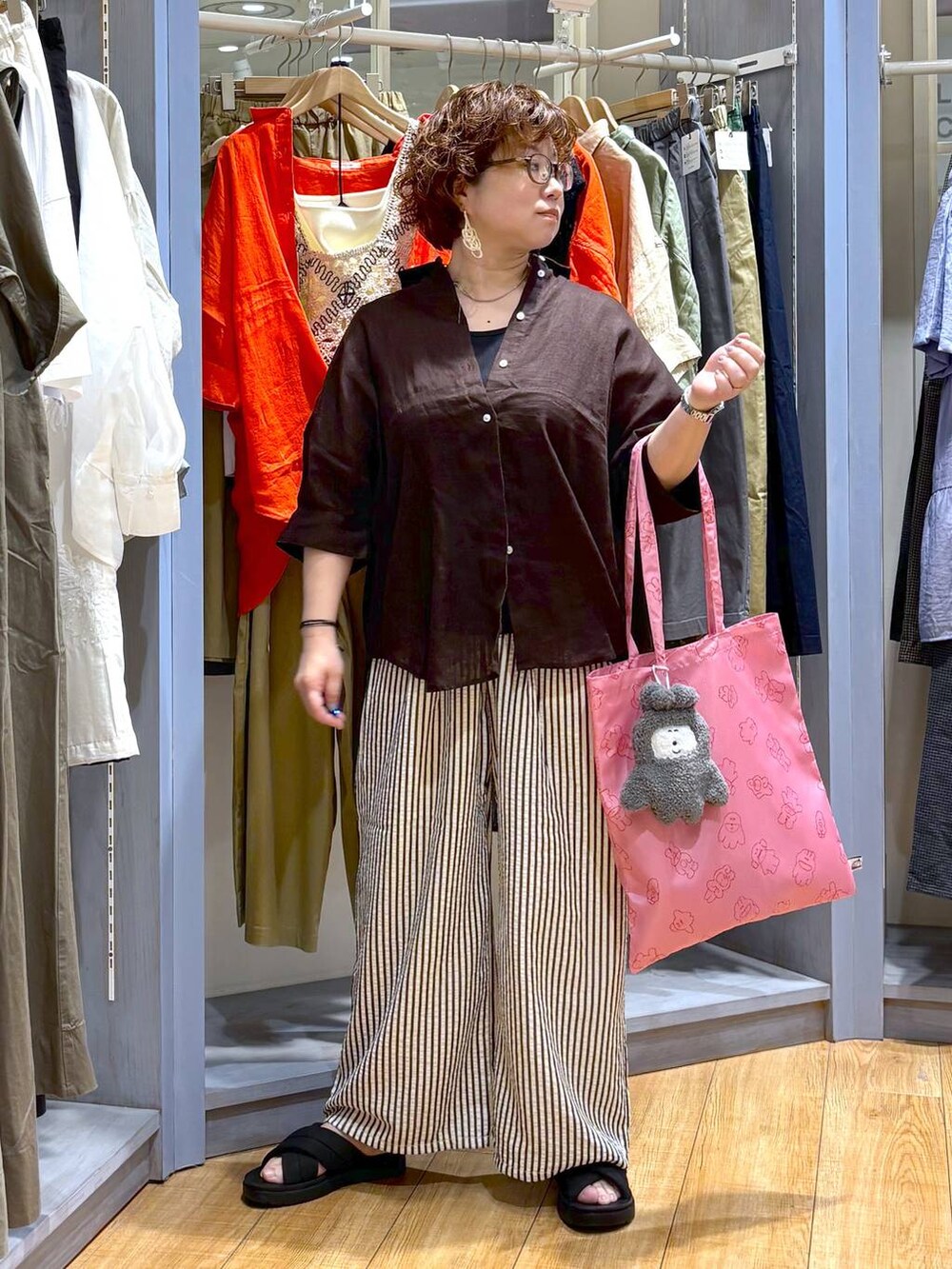 ブラック系のサンダル、その他のその他パンツ、ブラック系のタンクトップを着用したレディースの夏コーディネートの2枚目の写真