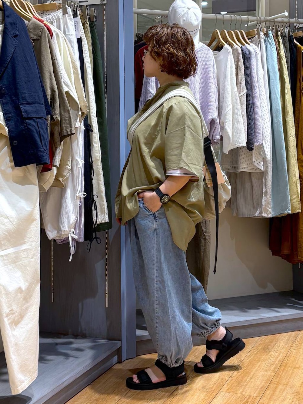 ブラック系のサンダル、ベージュ系のショルダーバッグ、その他のTシャツ/カットソーを着用したレディースの春コーディネートの5枚目の写真