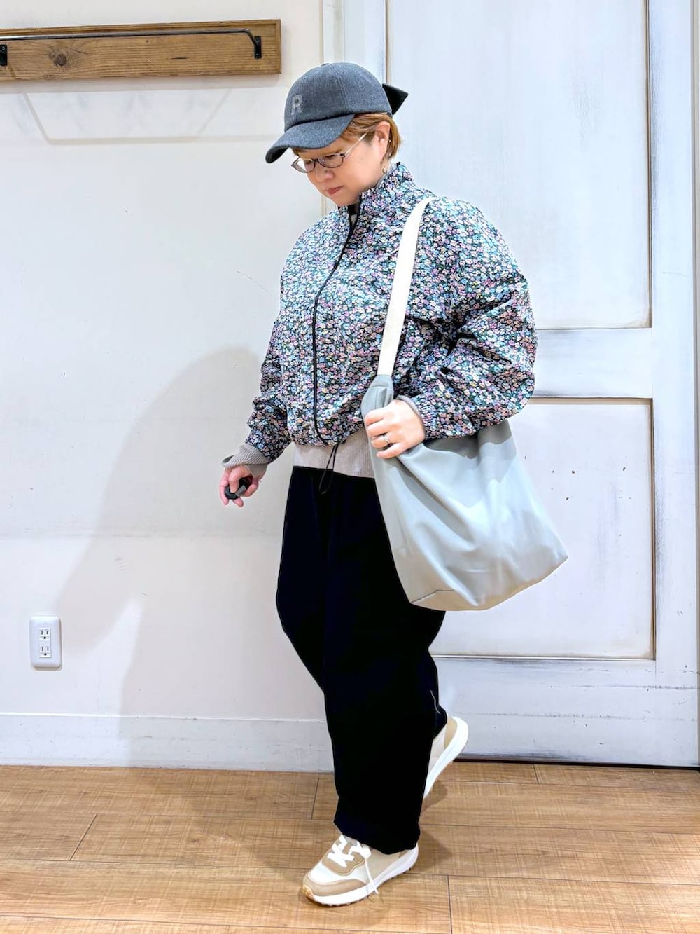 ブラウン系のニット/セーター、その他のブルゾン、ベージュ系のスニーカーを着用したレディースの秋コーディネートの3枚目の写真