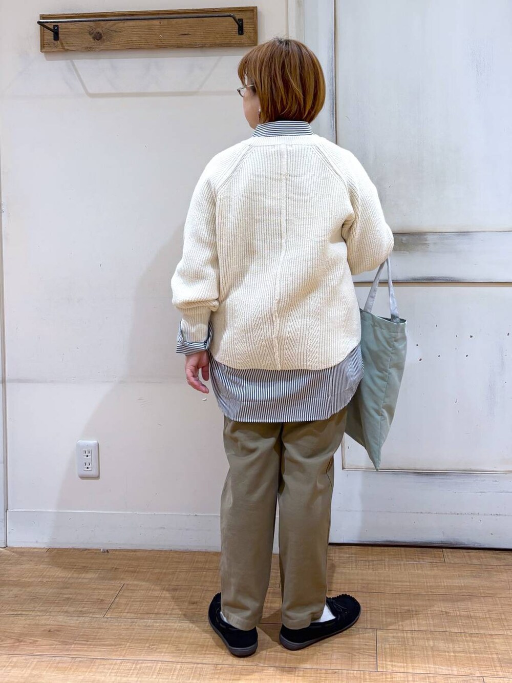 「低身長、着痩せ・細見え、テーパードパンツ、ナチュラル、体型カバー、ゆったり、ママコーデ、楽ちんコーデ、クリップスタッフ_studio CLIP、studio CLIP、カジュアル、ニット、冬コーデ、トートバッグ」｜「studio CLIPのイージーあったかテーパードパンツ[プチ・プラスサイズあり]（その他パンツ、ブラウン系）」を使った、tosa0101さん（レディース・152cm）の冬コーディネートの4枚目の写真