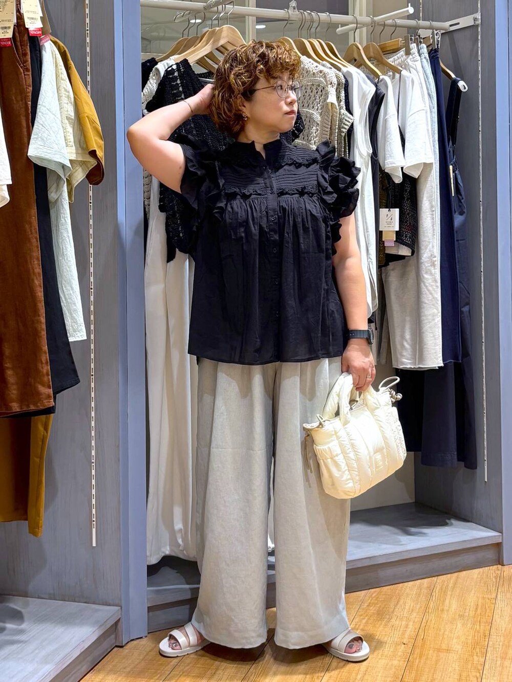 ホワイト系のサンダル、ブラック系のシャツ/ブラウス、グリーン系のその他パンツを着用したレディースの夏コーディネートの2枚目の写真