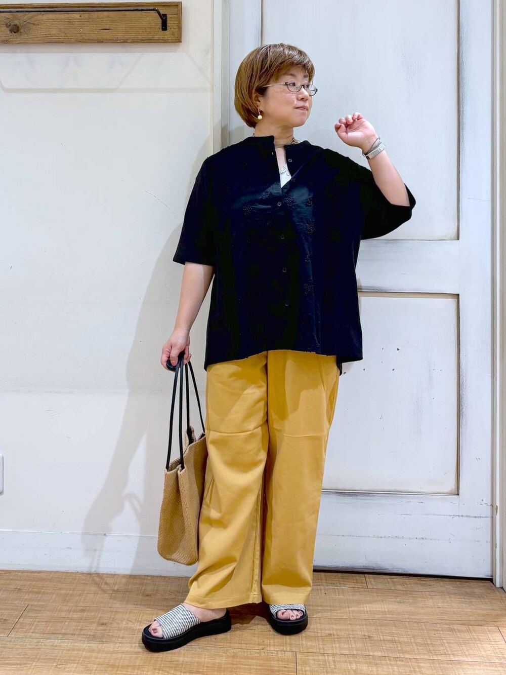 ベージュ系のその他パンツ、ベージュ系のトートバッグ、その他のサンダルを着用したレディースの夏コーディネートの2枚目の写真