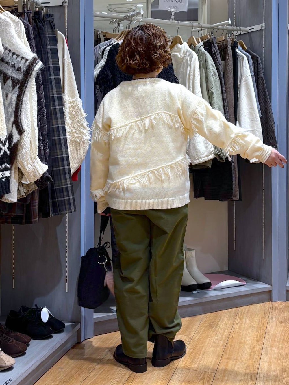 グリーン系のその他パンツ、ブラック系のブーツ、ブラック系のショルダーバッグを着用したレディースの秋コーディネートの5枚目の写真