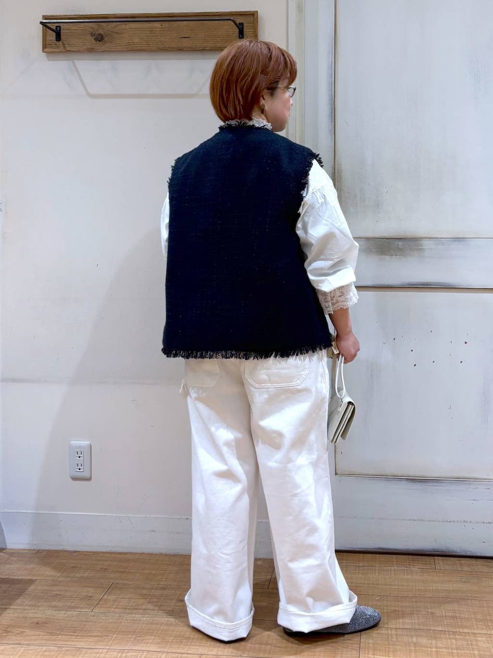 ホワイト系のサロペット/オーバーオール、ホワイト系のシャツ/ブラウス、ブルー系のベストを着用したレディースの冬コーディネートの5枚目の写真