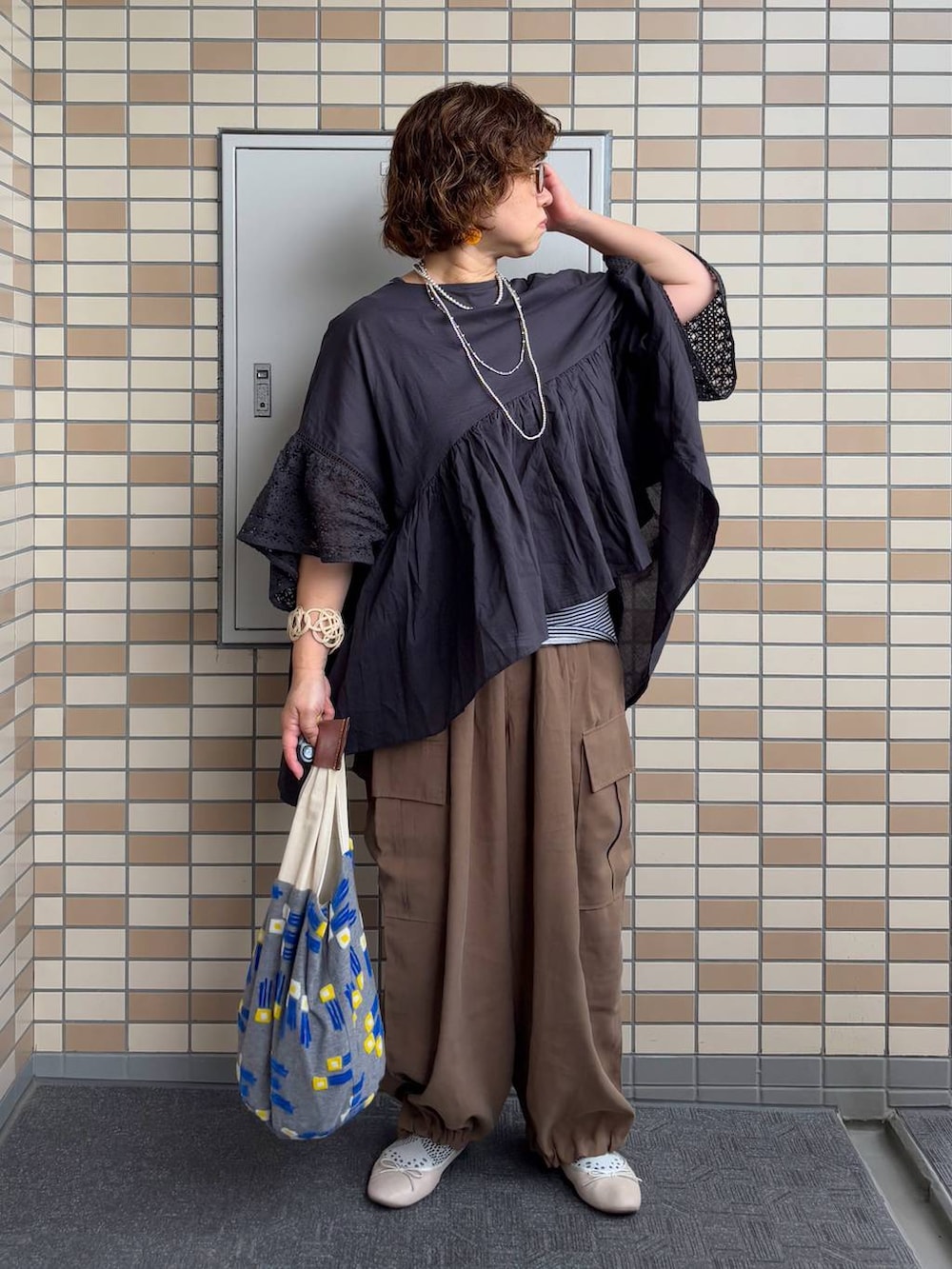 ブラック系のシャツ/ブラウス、ブラウン系のその他パンツ、シルバー系のネックレスを着用したレディースの秋コーディネートの2枚目の写真