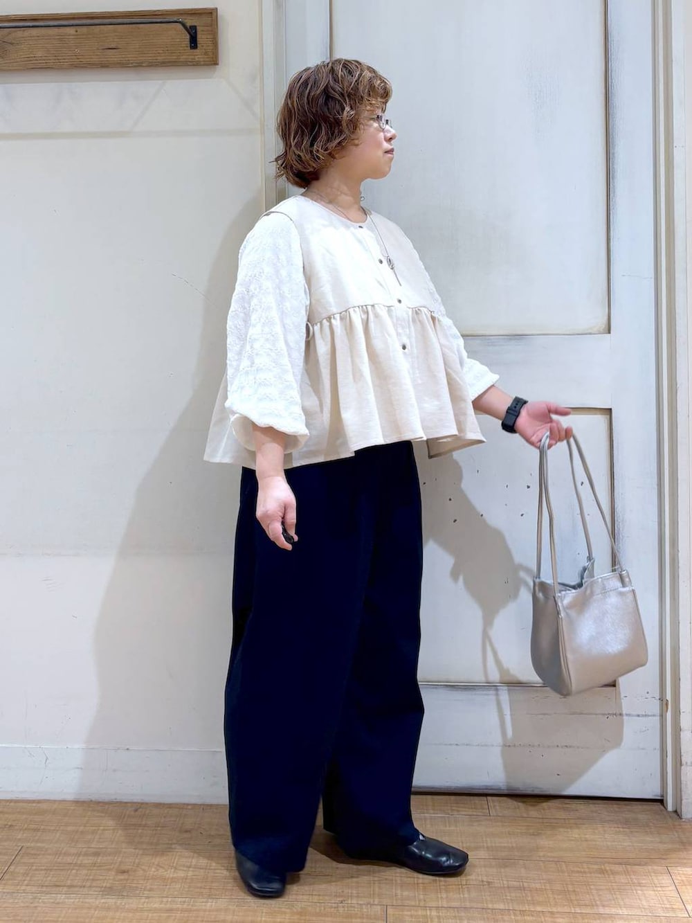 ホワイト系のシャツ/ブラウス、グレー系のその他パンツ、ブラック系のパンプスを着用したレディースの春コーディネートの4枚目の写真