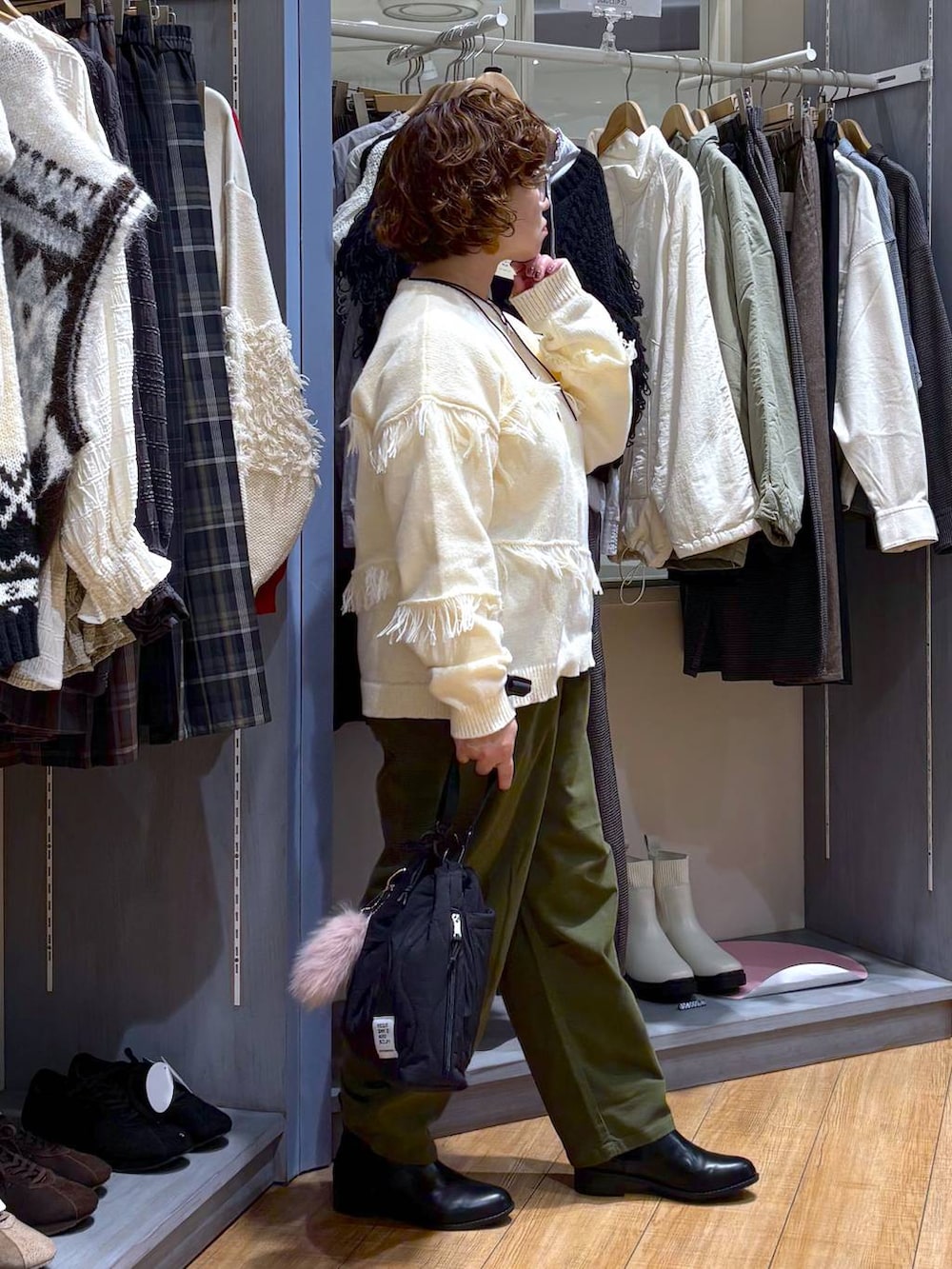 グリーン系のその他パンツ、ブラック系のブーツ、ブラック系のショルダーバッグを着用したレディースの秋コーディネートの3枚目の写真