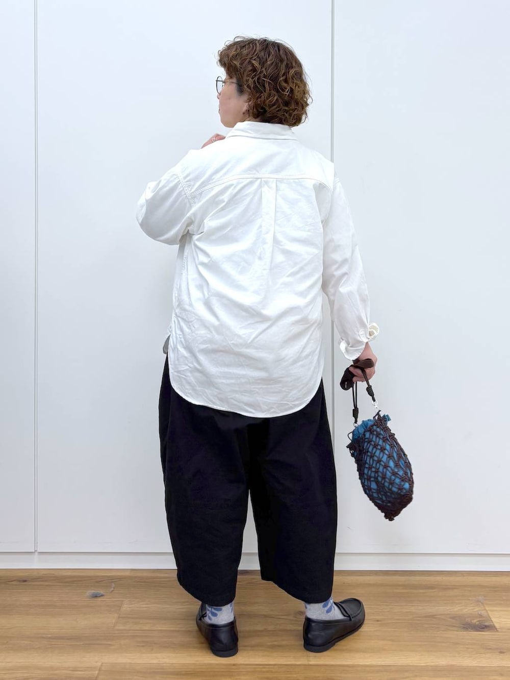 ホワイト系のシャツ/ブラウス、ブラック系のローファー、ブラック系のその他パンツを着用したレディースの春コーディネートの4枚目の写真