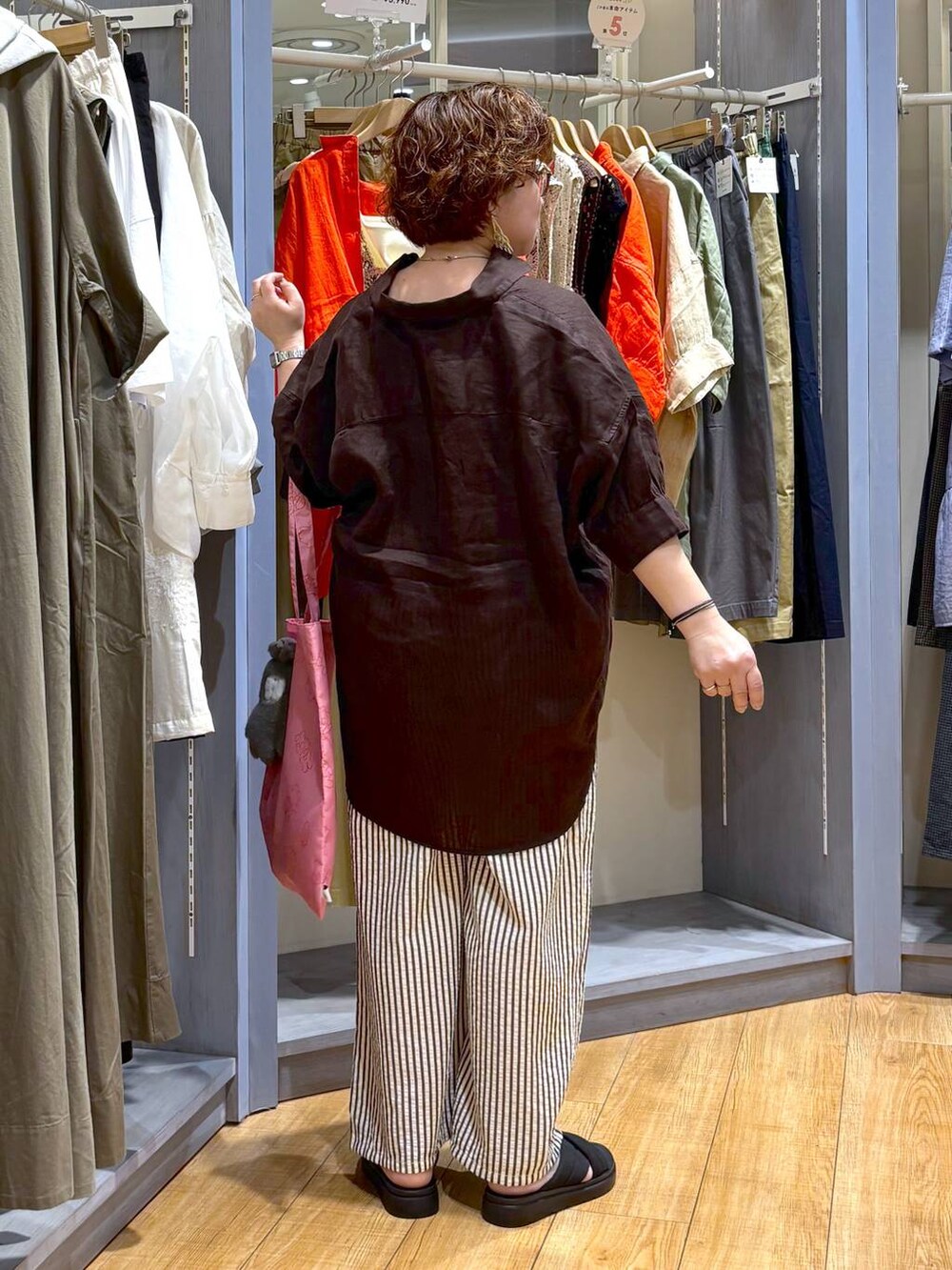 ブラック系のサンダル、その他のその他パンツ、ブラック系のタンクトップを着用したレディースの夏コーディネートの6枚目の写真