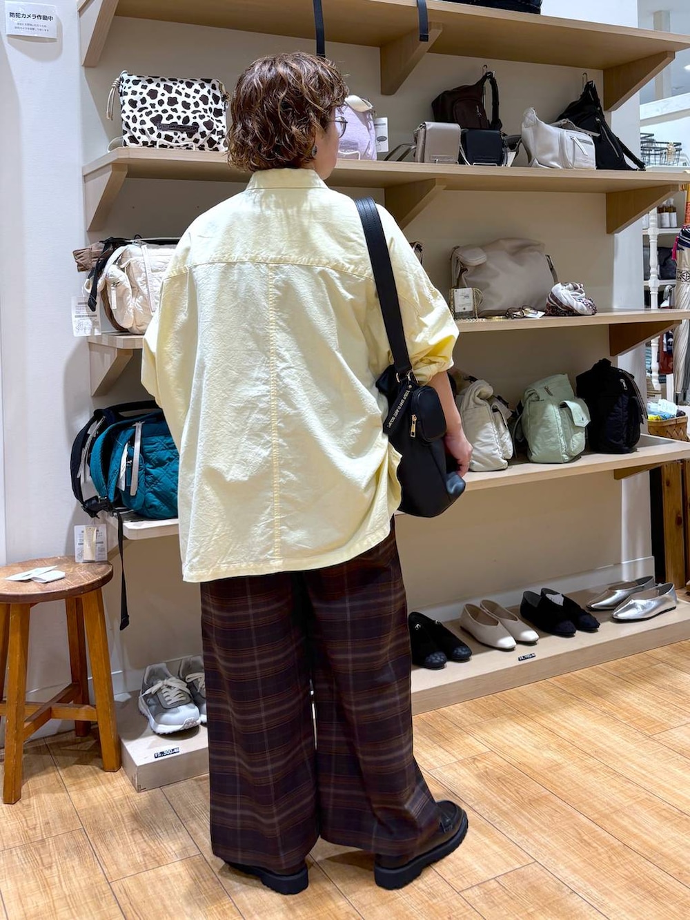 その他のその他パンツ、ブラック系のローファー、ベージュ系のシャツ/ブラウスを着用したレディースの秋コーディネートの4枚目の写真