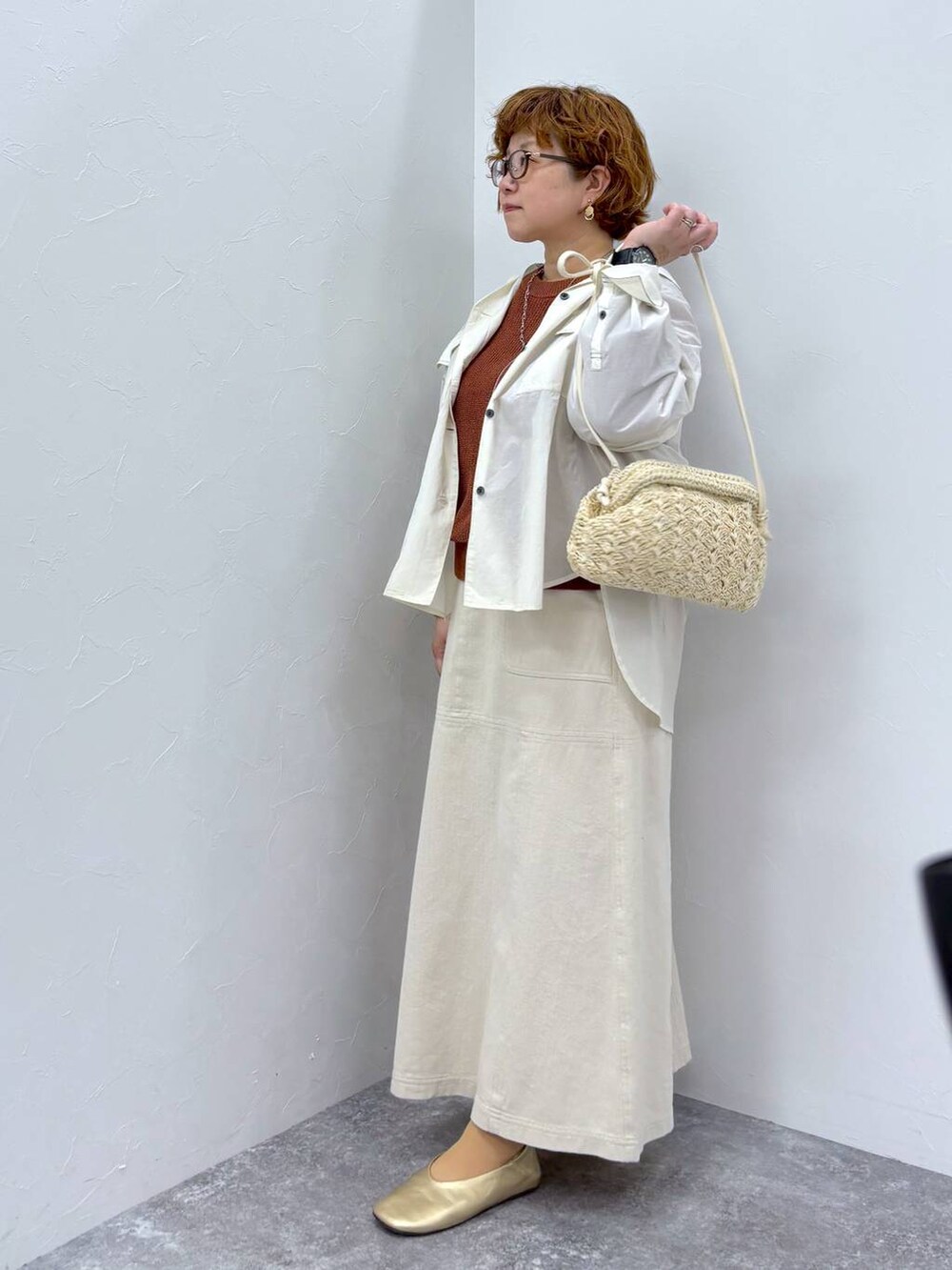 その他のパンプス、ブラウン系のニット/セーター、ベージュ系のスカートを着用したレディースの春コーディネートの3枚目の写真
