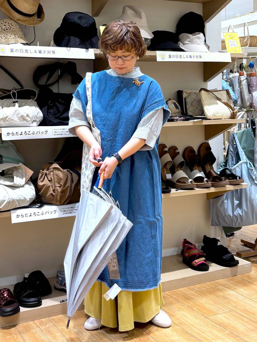 その他のシャツ/ブラウス、ベージュ系のその他シューズ、グレー系のその他パンツを着用したレディースの春コーディネートの5枚目の写真