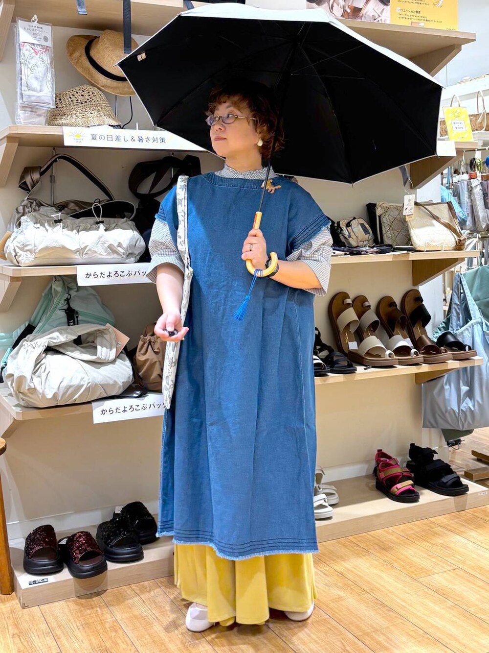 その他のシャツ/ブラウス、ベージュ系のその他シューズ、グレー系のその他パンツを着用したレディースの春コーディネートの6枚目の写真