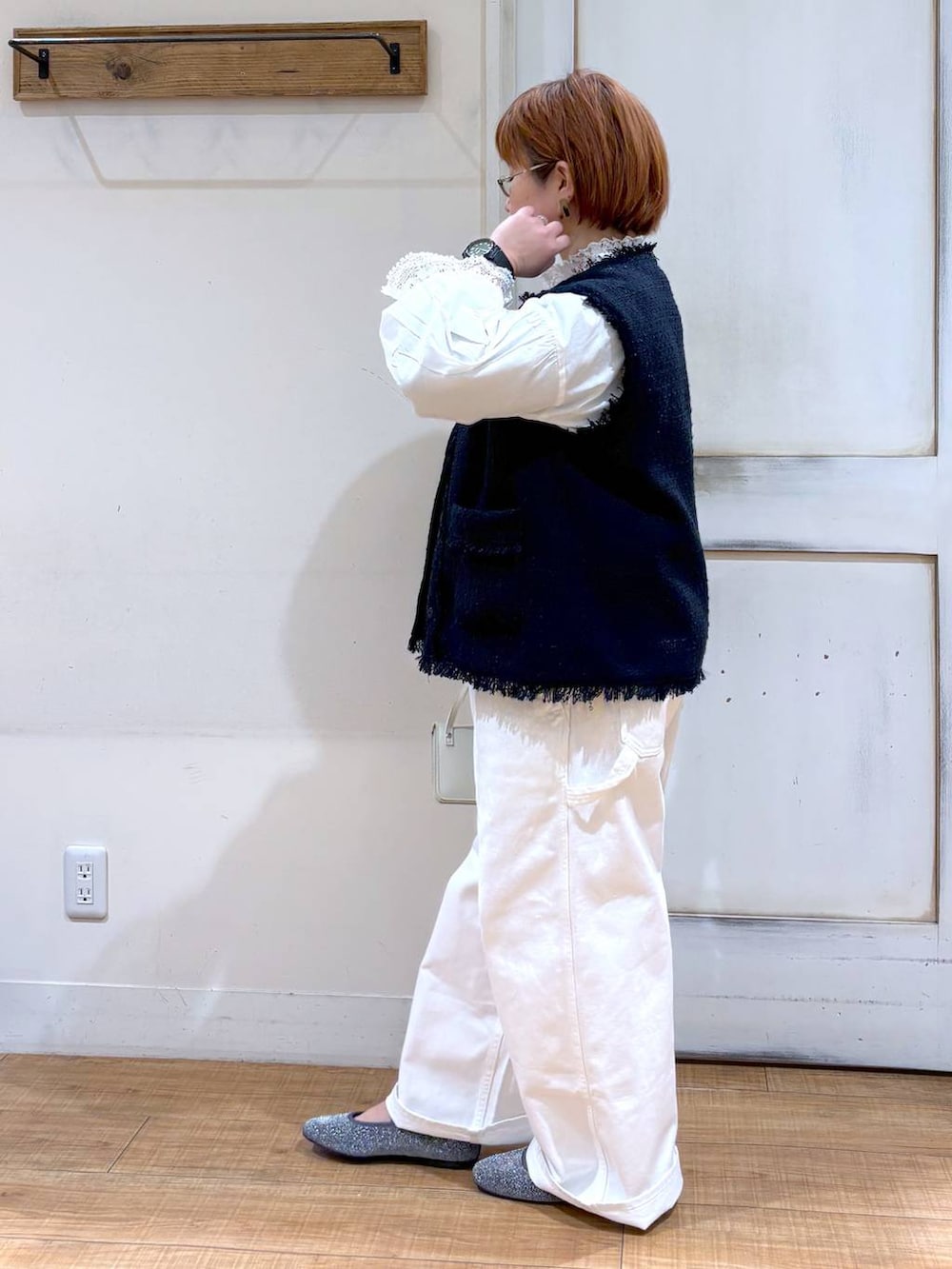 ホワイト系のサロペット/オーバーオール、ホワイト系のシャツ/ブラウス、ブルー系のベストを着用したレディースの冬コーディネートの4枚目の写真