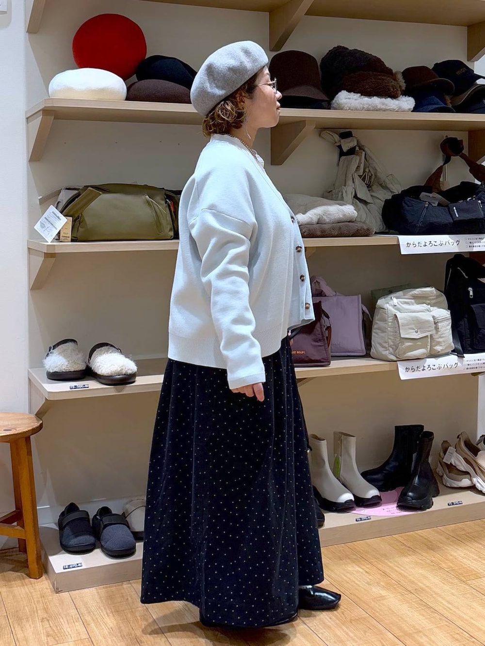 ホワイト系のシャツ/ブラウス、ブラック系のショルダーバッグ、グレー系のハンチング/ベレー帽を着用したレディースの秋コーディネートの4枚目の写真