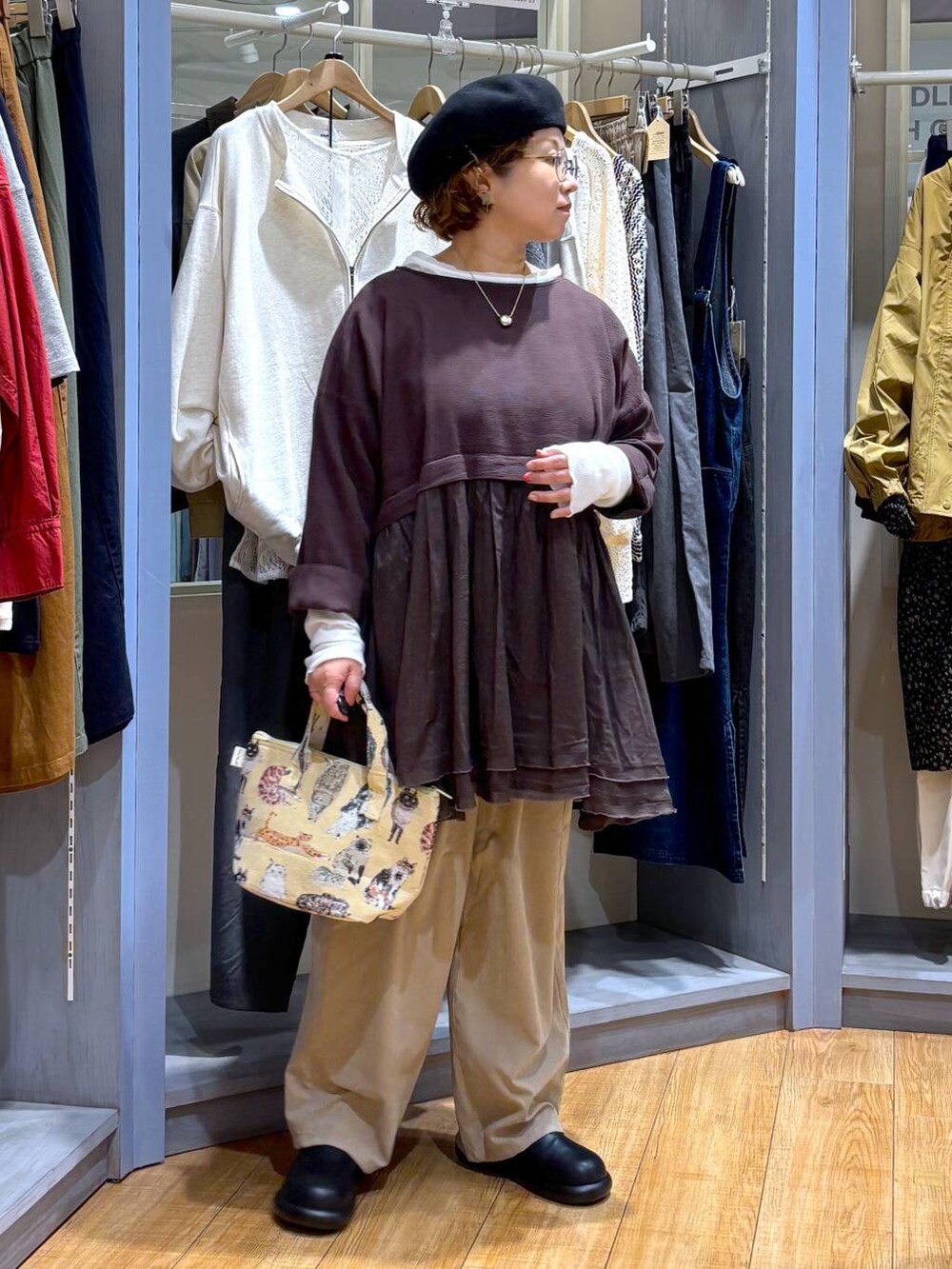 ベージュ系のその他パンツ、ホワイト系のTシャツ/カットソー、その他のハンドバッグを着用したレディースの秋コーディネートの2枚目の写真