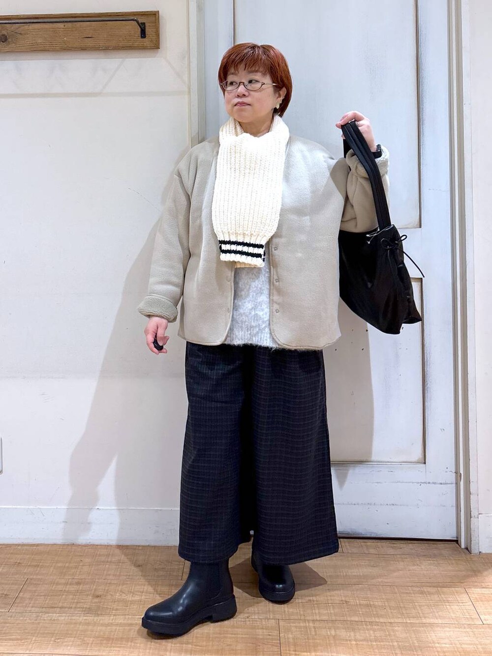その他のその他パンツ、ブラック系のブーツ、グレー系のブルゾンを着用したレディースの冬コーディネートの2枚目の写真