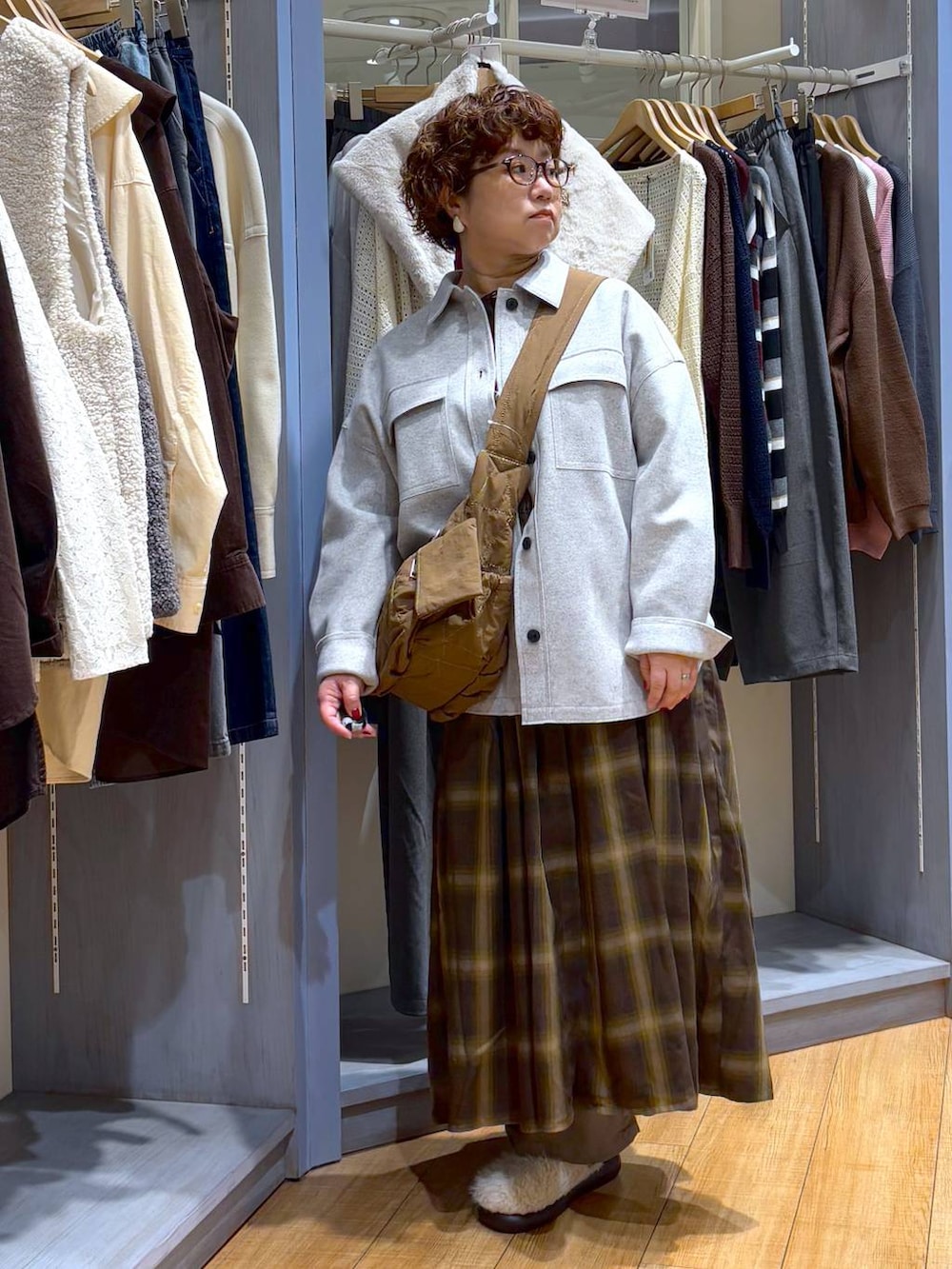 ブラウン系のショルダーバッグ、その他のサンダル、グレー系のその他アウターを着用したレディースの秋コーディネートの3枚目の写真