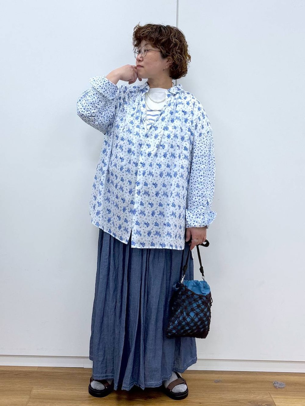 ブルー系のTシャツ/カットソー、ブラウン系のサンダル、その他のシャツ/ブラウスを着用したレディースの春コーディネートの4枚目の写真