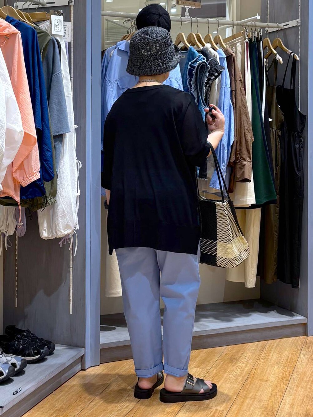 ブラック系のトートバッグ、その他のサンダル、ブルー系のその他パンツを着用したレディースの春コーディネートの5枚目の写真