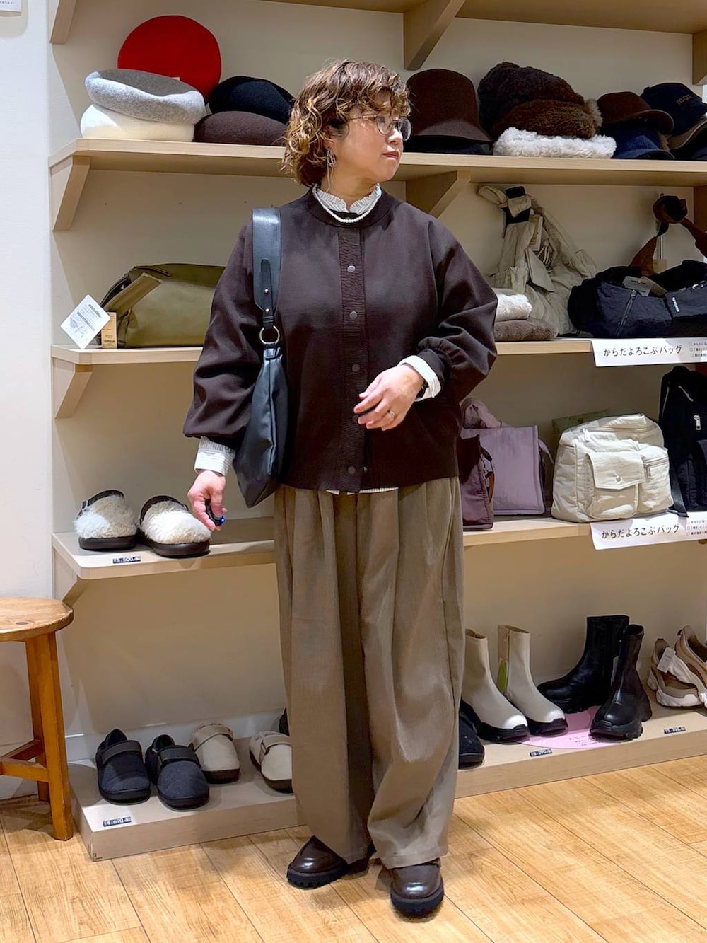 その他のその他パンツ、ブラック系のローファー、ブラック系のショルダーバッグを着用したレディースの秋コーディネートの3枚目の写真