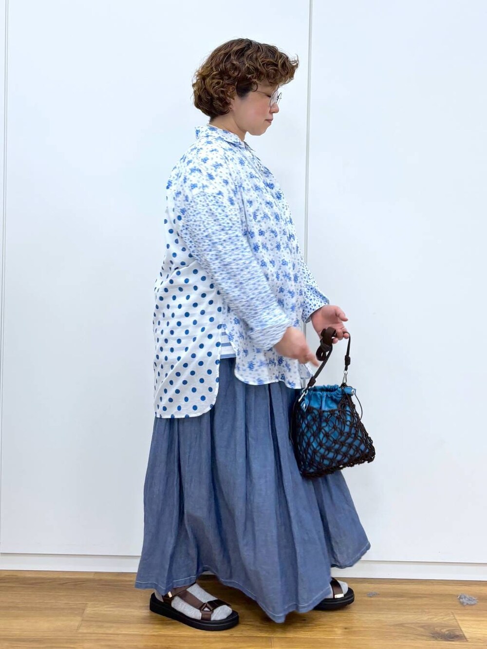 ブルー系のTシャツ/カットソー、ブラウン系のサンダル、その他のシャツ/ブラウスを着用したレディースの春コーディネートの6枚目の写真