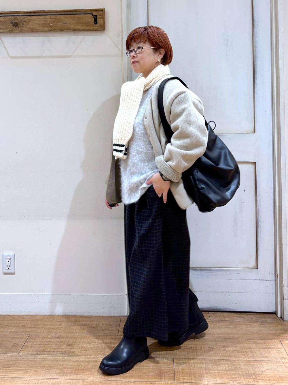 その他のその他パンツ、ブラック系のブーツ、グレー系のブルゾンを着用したレディースの冬コーディネートの3枚目の写真
