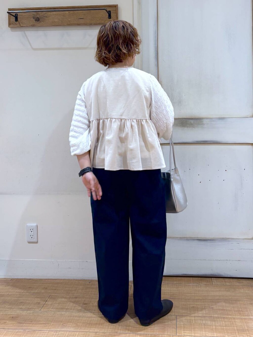 ホワイト系のシャツ/ブラウス、グレー系のその他パンツ、ブラック系のパンプスを着用したレディースの春コーディネートの5枚目の写真