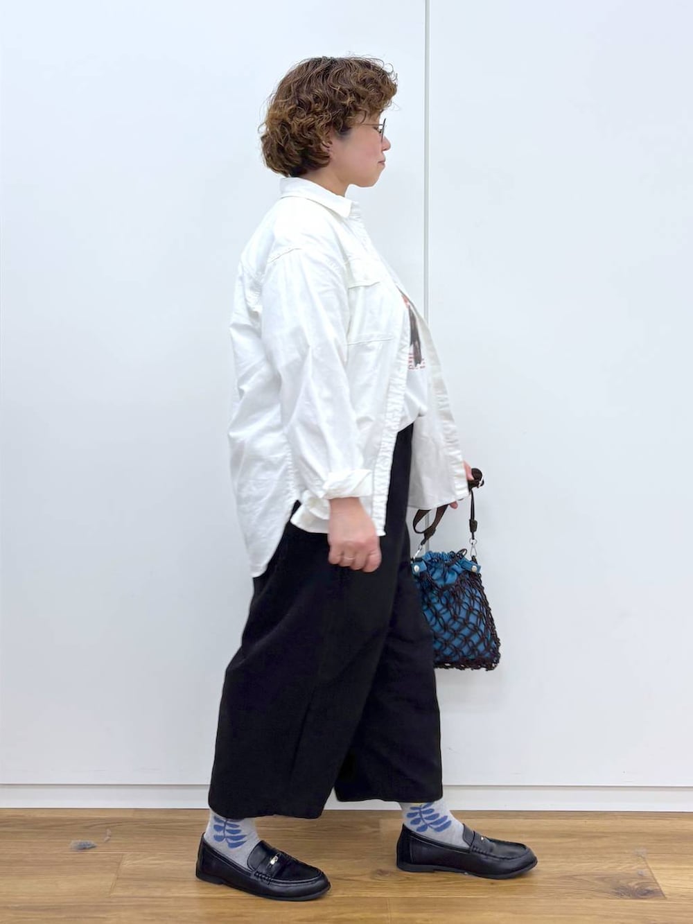 ホワイト系のシャツ/ブラウス、ブラック系のローファー、ブラック系のその他パンツを着用したレディースの春コーディネートの3枚目の写真