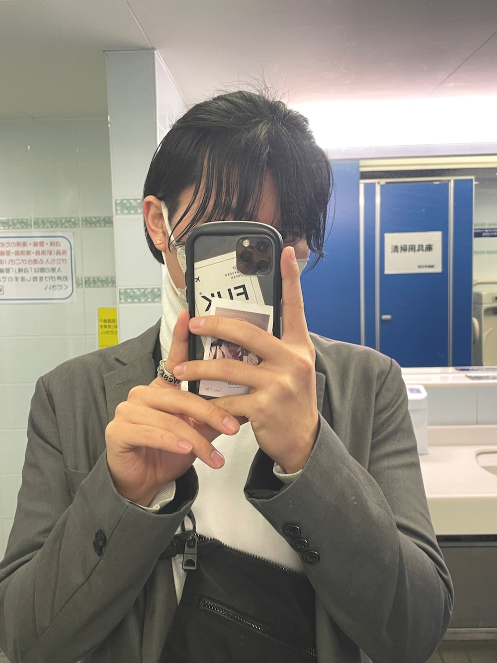 ブラック系のその他パンツ、ブラック系のローファー、グレー系のジャケット/アウターを着用したメンズの冬コーディネートの2枚目の写真