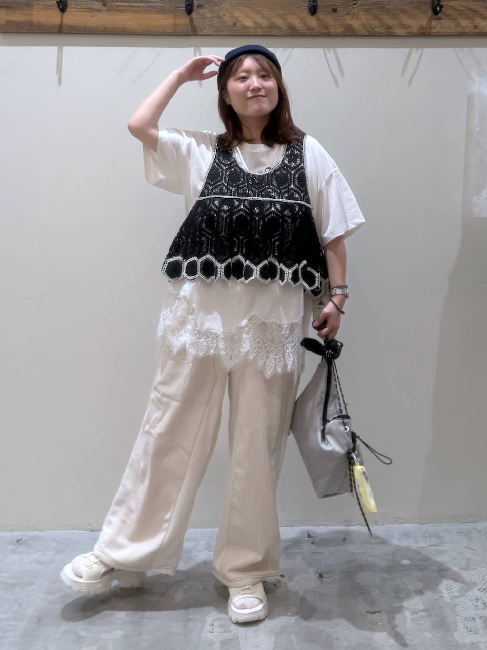 ベージュ系のデニムパンツ、ブラック系のその他トップス、ベージュ系のサンダルを着用したレディースの夏コーディネートの2枚目の写真