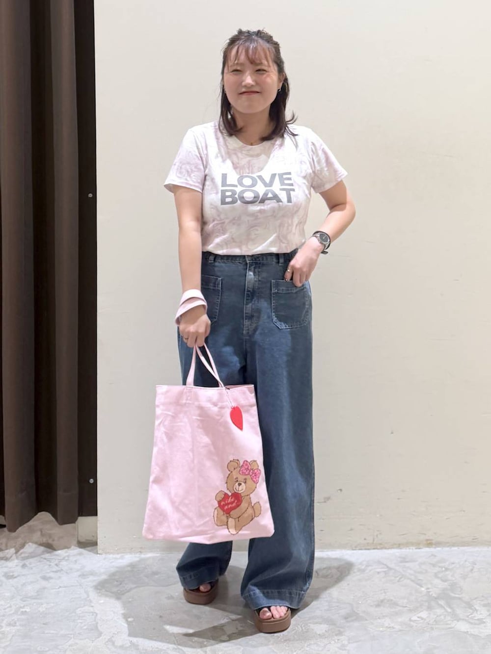 ブラック系のサンダル、ブルー系のその他パンツ、ホワイト系のTシャツ/カットソーを着用したレディースの夏コーディネートの6枚目の写真
