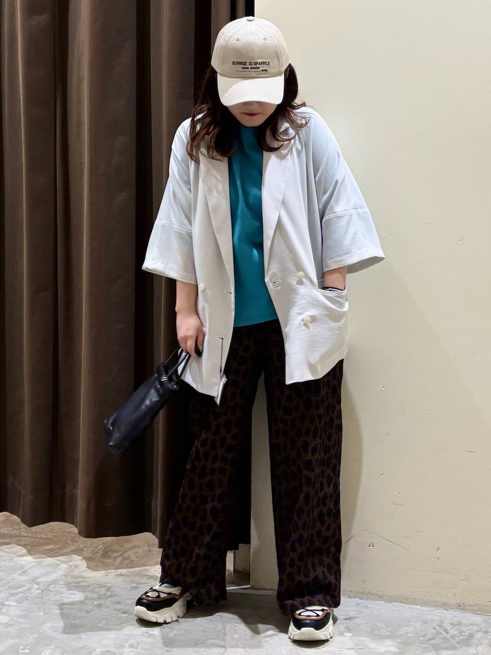 グリーン系のTシャツ/カットソー、ベージュ系のその他パンツ、その他のスニーカーを着用したレディースの春コーディネートの4枚目の写真