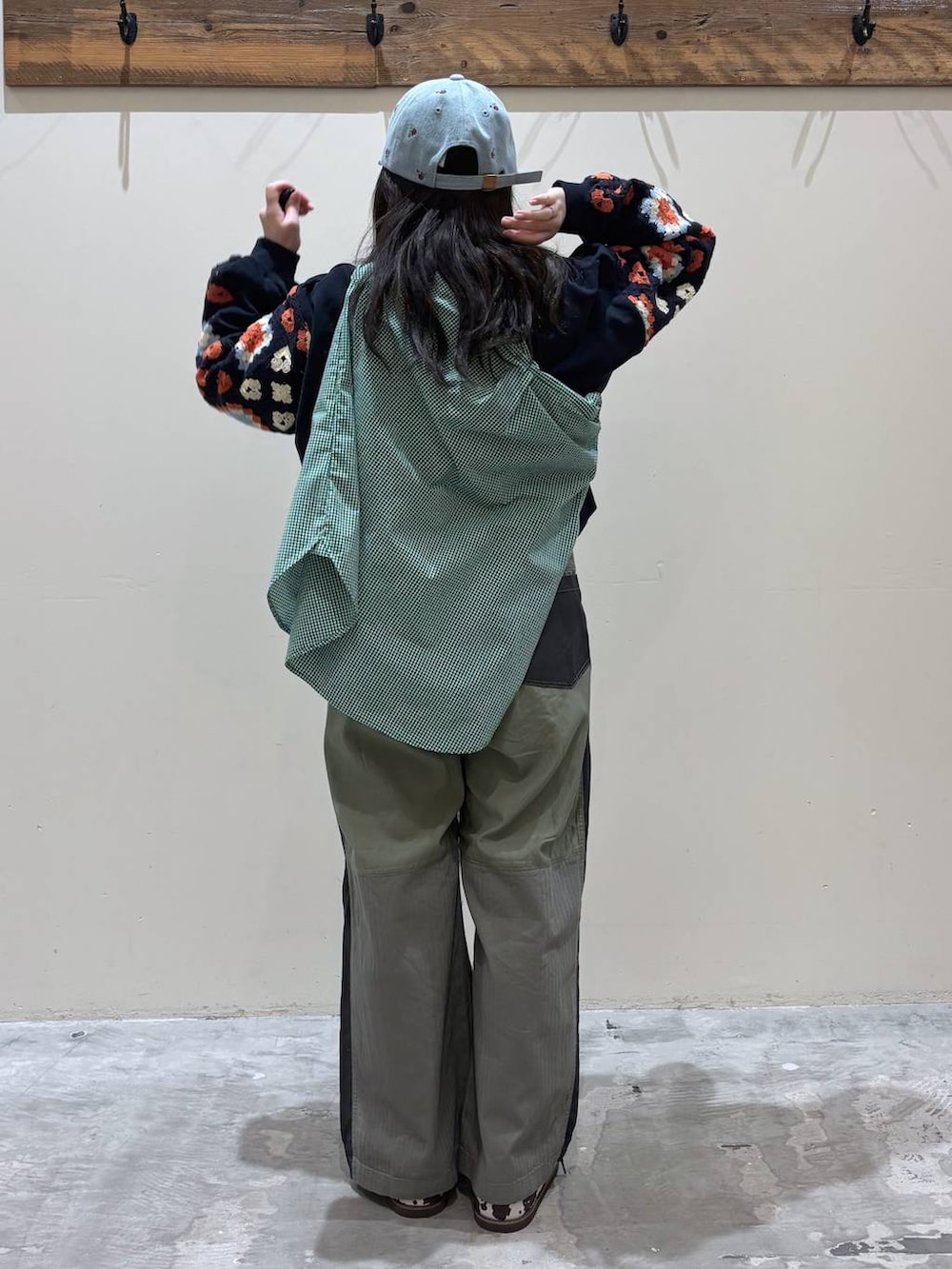 ブルー系のスウェット、グリーン系のシャツ/ブラウス、その他のスニーカーを着用したレディースの春コーディネートの3枚目の写真