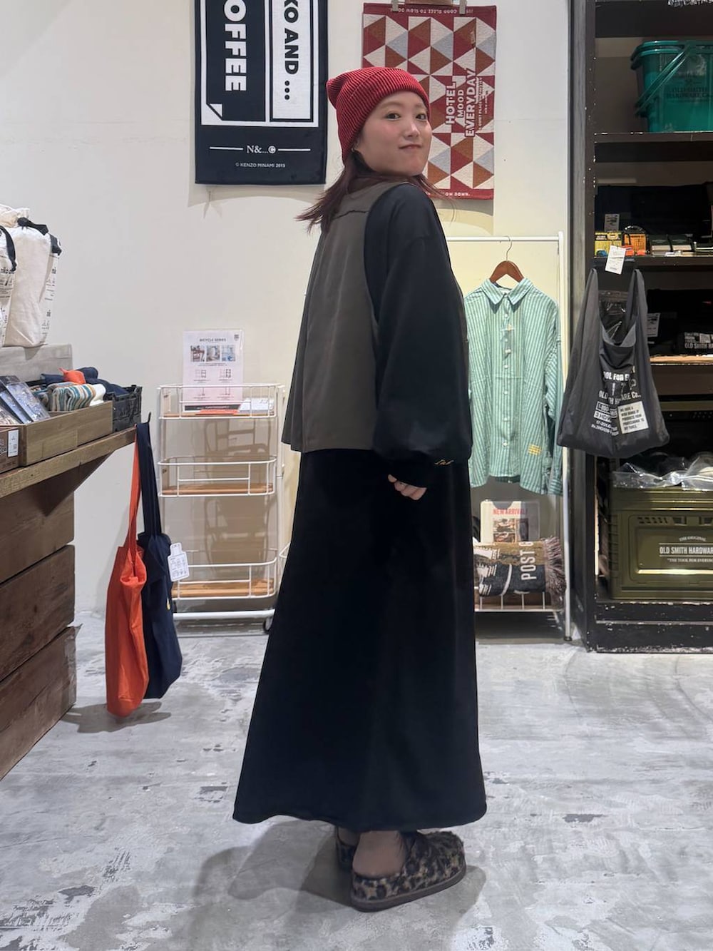 ブラック系のショルダーバッグ、その他のモカシン/デッキシューズ、レッド系のニットキャップ/ビーニーを着用したレディースの秋コーディネートの5枚目の写真