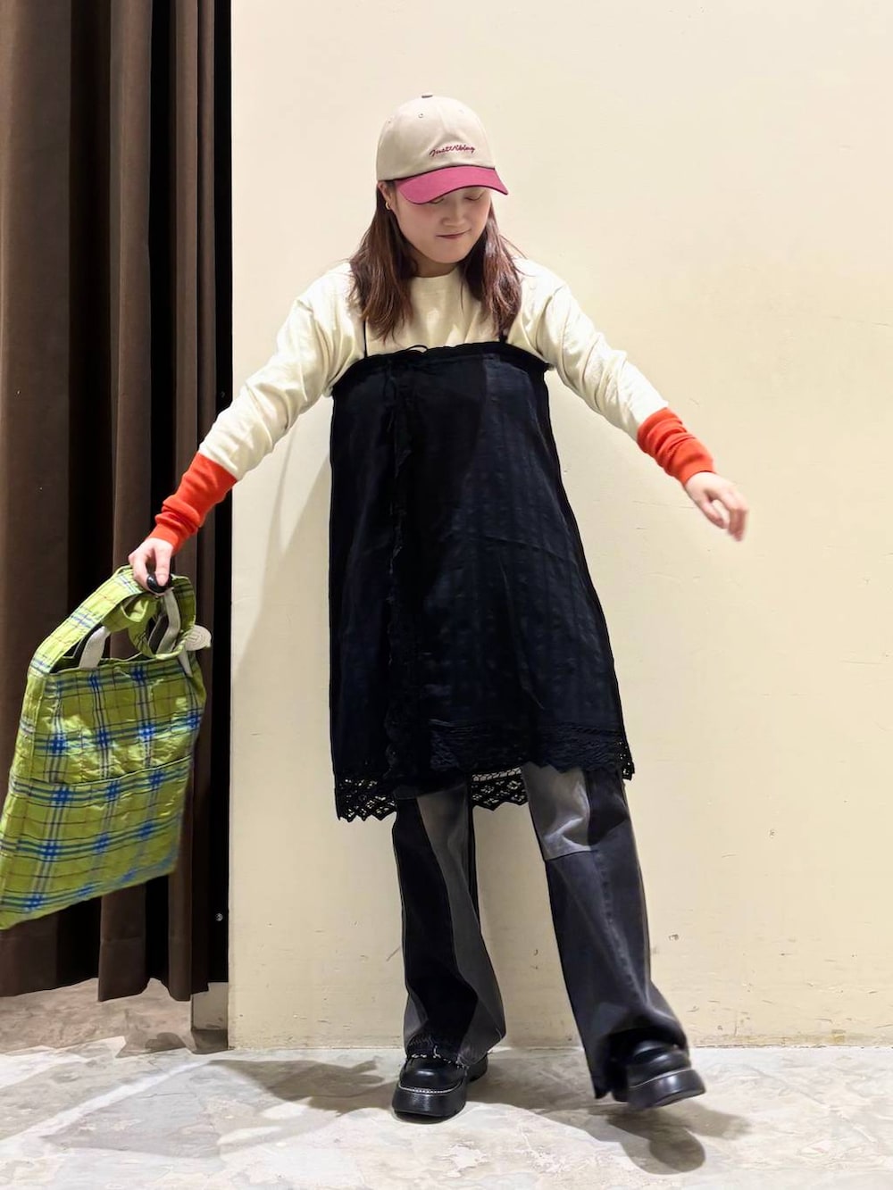 ブラック系のドレスシューズ、グリーン系のトートバッグ、グレー系のスカートを着用したレディースの冬コーディネートの3枚目の写真