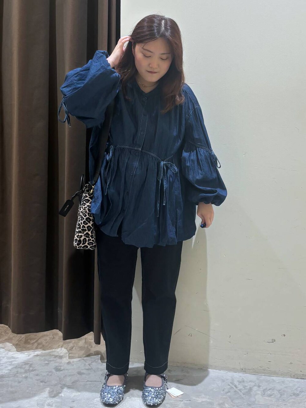 シルバー系のバレエシューズ、その他のショルダーバッグ、ブルー系のシャツ/ブラウスを着用したレディースの秋コーディネートの4枚目の写真