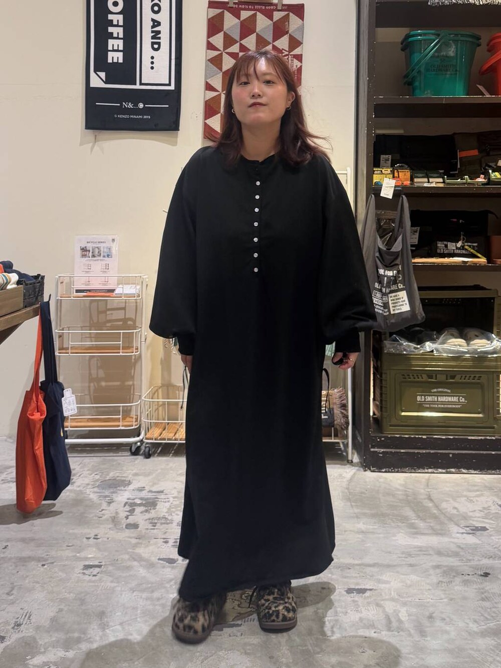 ブラック系のショルダーバッグ、その他のモカシン/デッキシューズ、レッド系のニットキャップ/ビーニーを着用したレディースの秋コーディネートの6枚目の写真