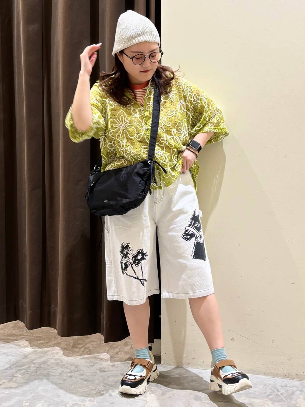 ブラック系のショルダーバッグ、オレンジ系のTシャツ/カットソー、その他のスニーカーを着用したレディースの春コーディネートの2枚目の写真