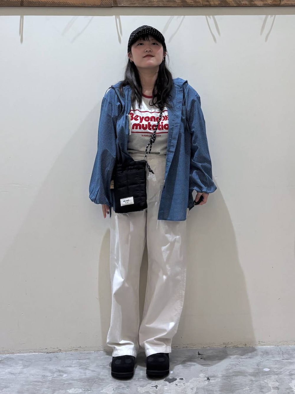 ブラック系のショルダーバッグ、ベージュ系のその他パンツ、ブルー系のシャツ/ブラウスを着用したレディースの春コーディネートの3枚目の写真