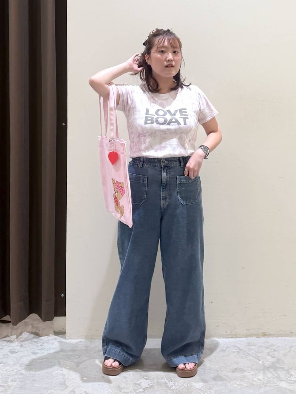 ブラック系のサンダル、ブルー系のその他パンツ、ホワイト系のTシャツ/カットソーを着用したレディースの夏コーディネートの4枚目の写真