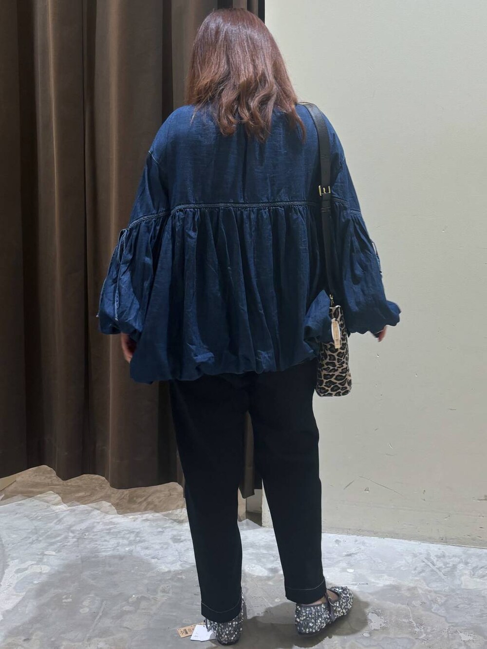 シルバー系のバレエシューズ、その他のショルダーバッグ、ブルー系のシャツ/ブラウスを着用したレディースの秋コーディネートの7枚目の写真