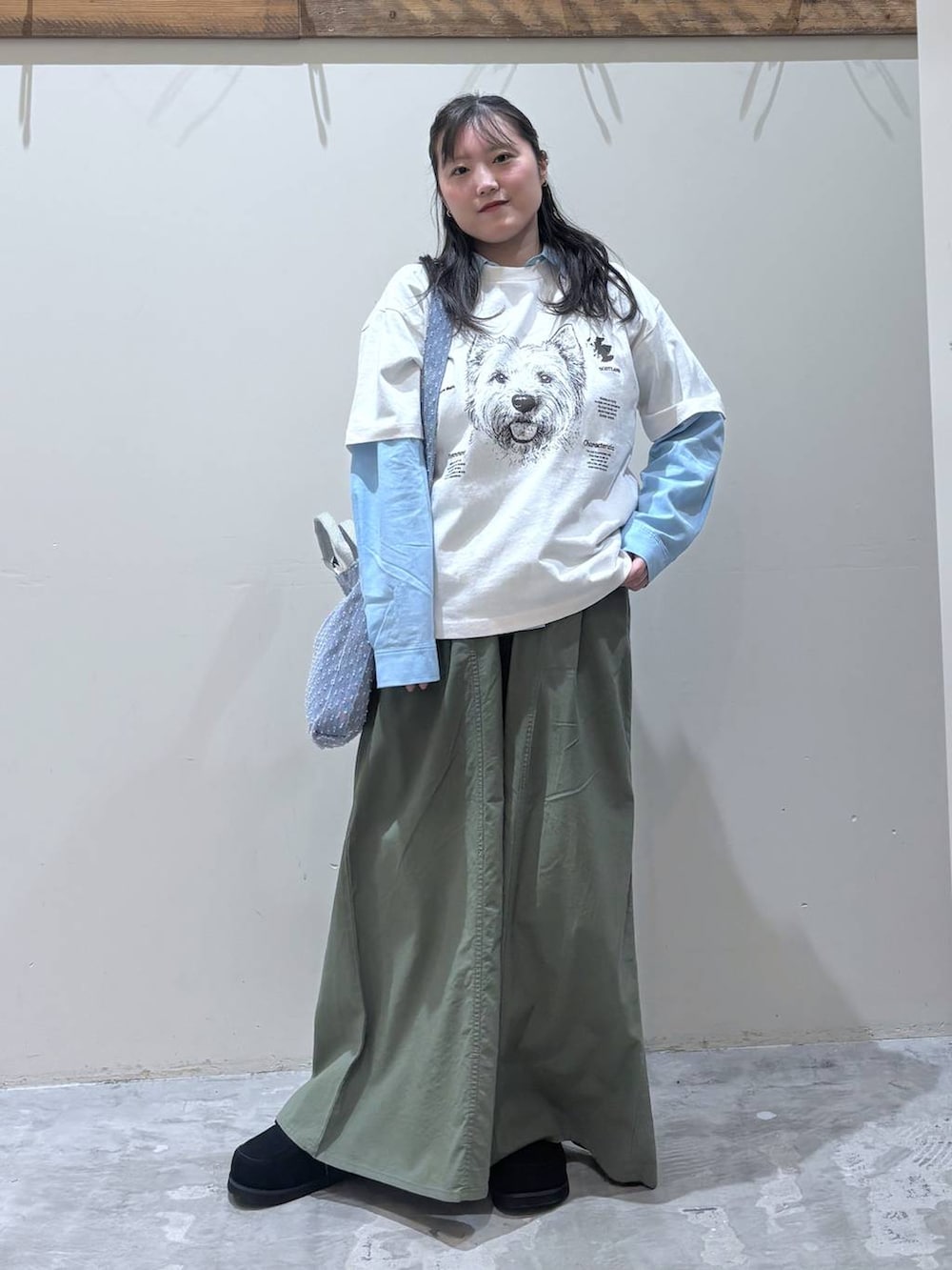 ブルー系のトートバッグ、ブルー系のシャツ/ブラウス、ブラック系のモカシン/デッキシューズを着用したレディースの春コーディネートの2枚目の写真